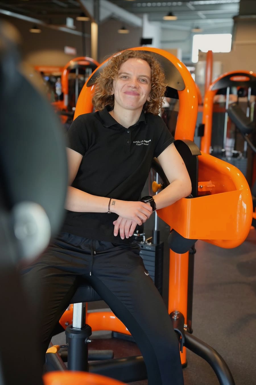 Maelys Martin, personal trainer à Thionville et au Luxembourg, souriante dans une salle de sport
